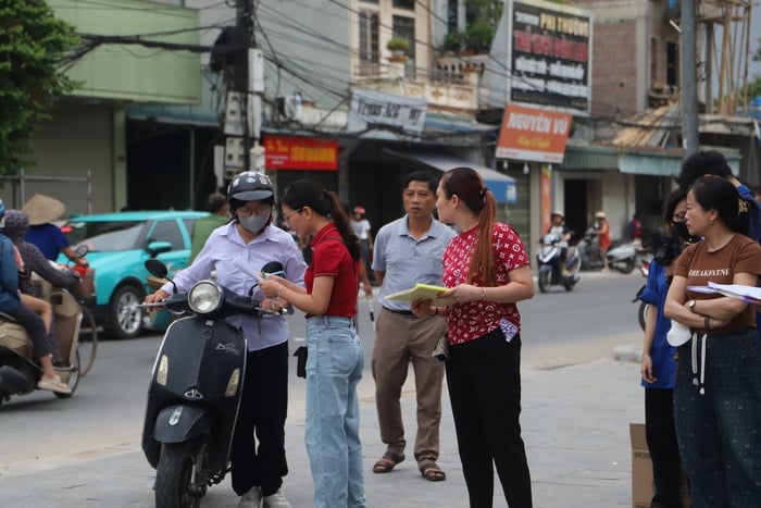 Điểm danh từng em, phá khóa lấy CCCD: Chuyện chưa kể về sự tận tâm của thầy cô trong mùa thi tốt nghiệp- Ảnh 2.