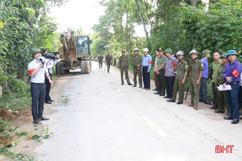Sáng 27/6, huyện Hương Sơn thực hiện cưỡng chế thu hồi đất ở của hộ bà Hồ Thị Xanh ở thôn Ninh Xá, xã Sơn Ninh để phục vụ dự án nâng cấp tuyến đường QL 8C. Diện tích thu hồi là 310,8m 2, trong đó có 36,8m 2 đất ở, còn lại là đất nông nghiệp trồng cây lâu năm của hộ bà Nguyễn Thị Xanh - ông Lê Trung Táo ở thôn Ninh Xá.