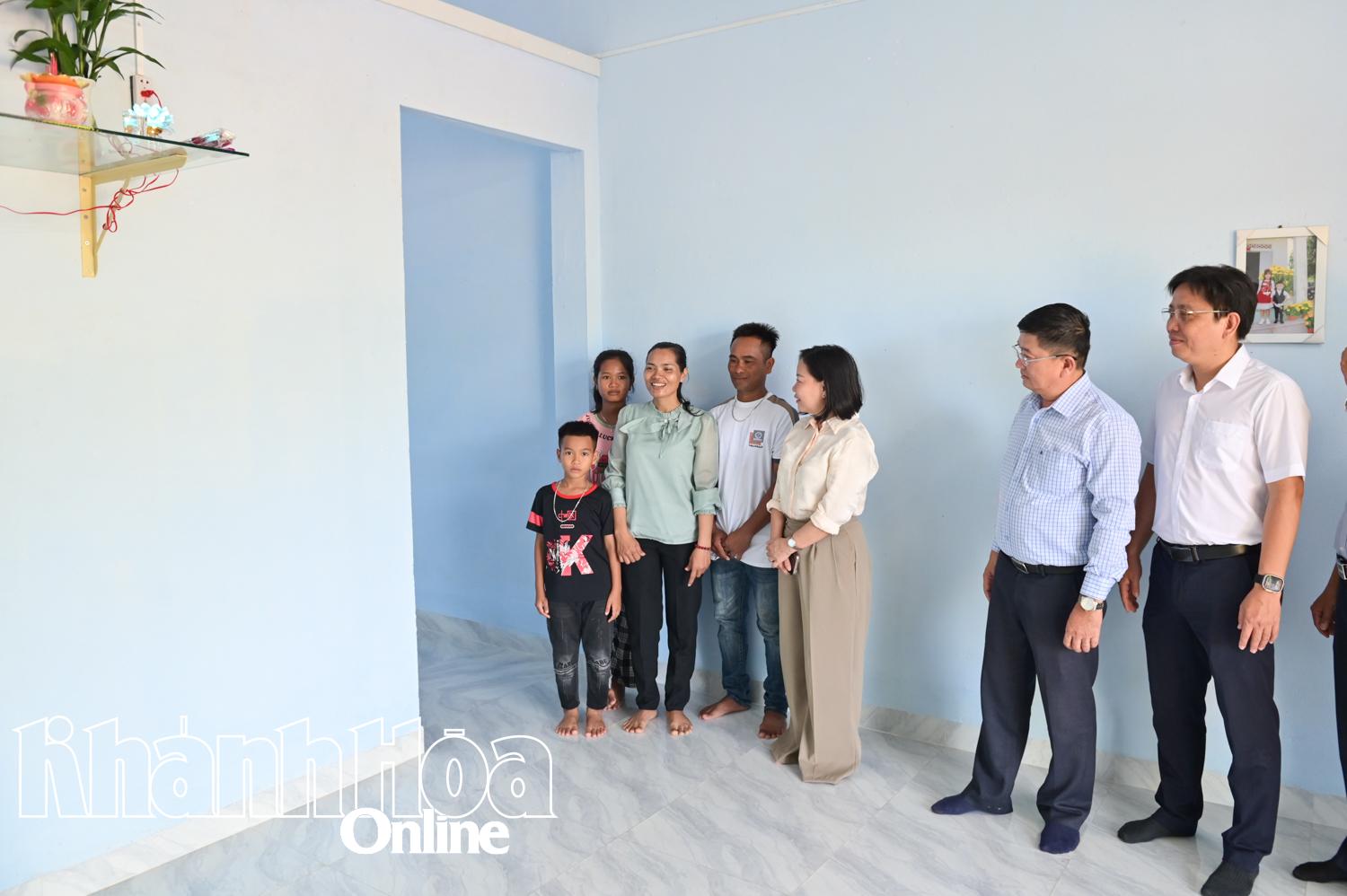 La alegría de la familia del señor Dong y la señora Oanh en su nueva casa.
