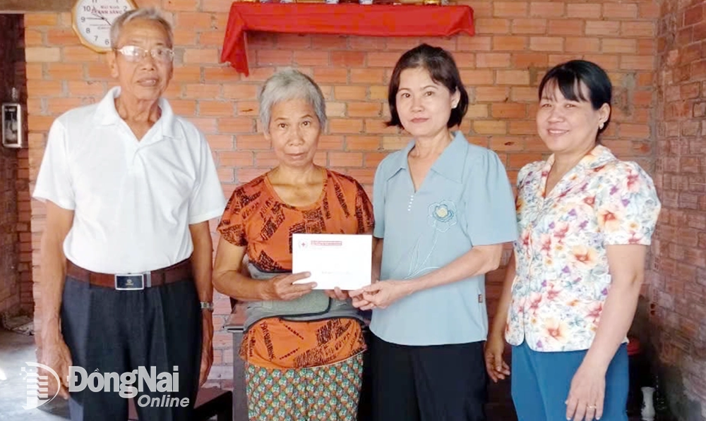 លោក Nguyen Thanh Tung និង​ក្រុម​សប្បុរសជន​បាន​ជូន​អំណោយ​ដល់​ប្រជាជន​ក្នុង​ស្ថានភាព​លំបាក​នៅ​ស្រុក Vinh Cuu។