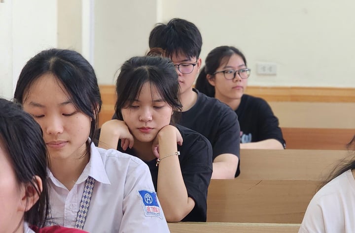 Giáo viên toát mồ hôi đề tiếng Anh tốt nghiệp, 6.5 IELTS cũng chịu thua.