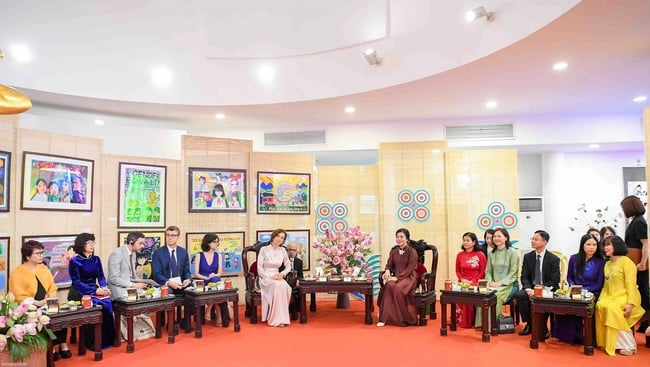 Phu nhân Tổng Bí thư Ngô Phương Ly và Tổng Giám đốc UNESCO Audrey Azoulay dự Triển lãm “Chúng tôi CÓ THỂ” - Ảnh 2.