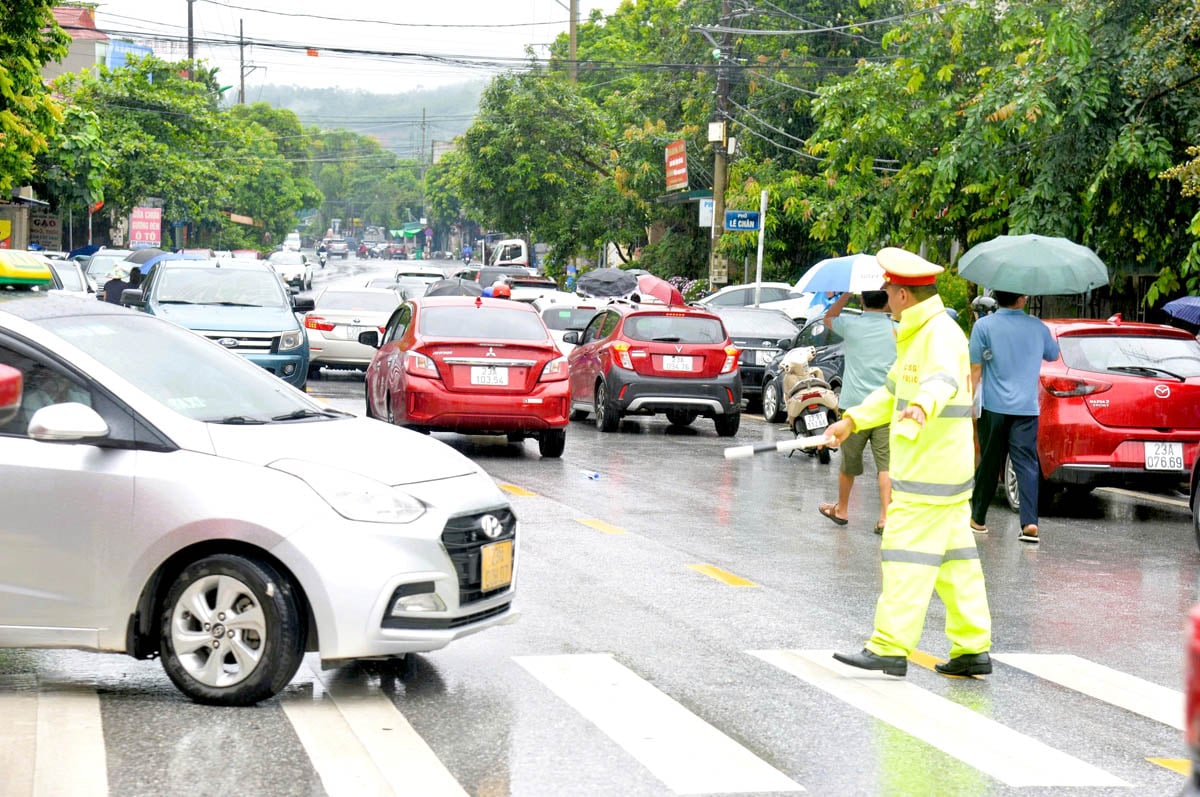 The provincial traffic police force actively directs traffic and ensures traffic safety at the examination site of Ha Giang Specialized High School. Photo: Moc Lan