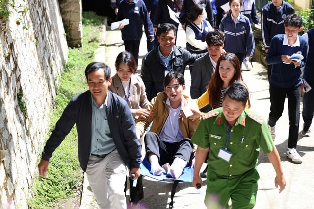 CSGT kịp thời cứu giúp thí sinh hoàn thành thi tốt nghiệp THPT 2025 sau tai nạn - Ảnh 1.