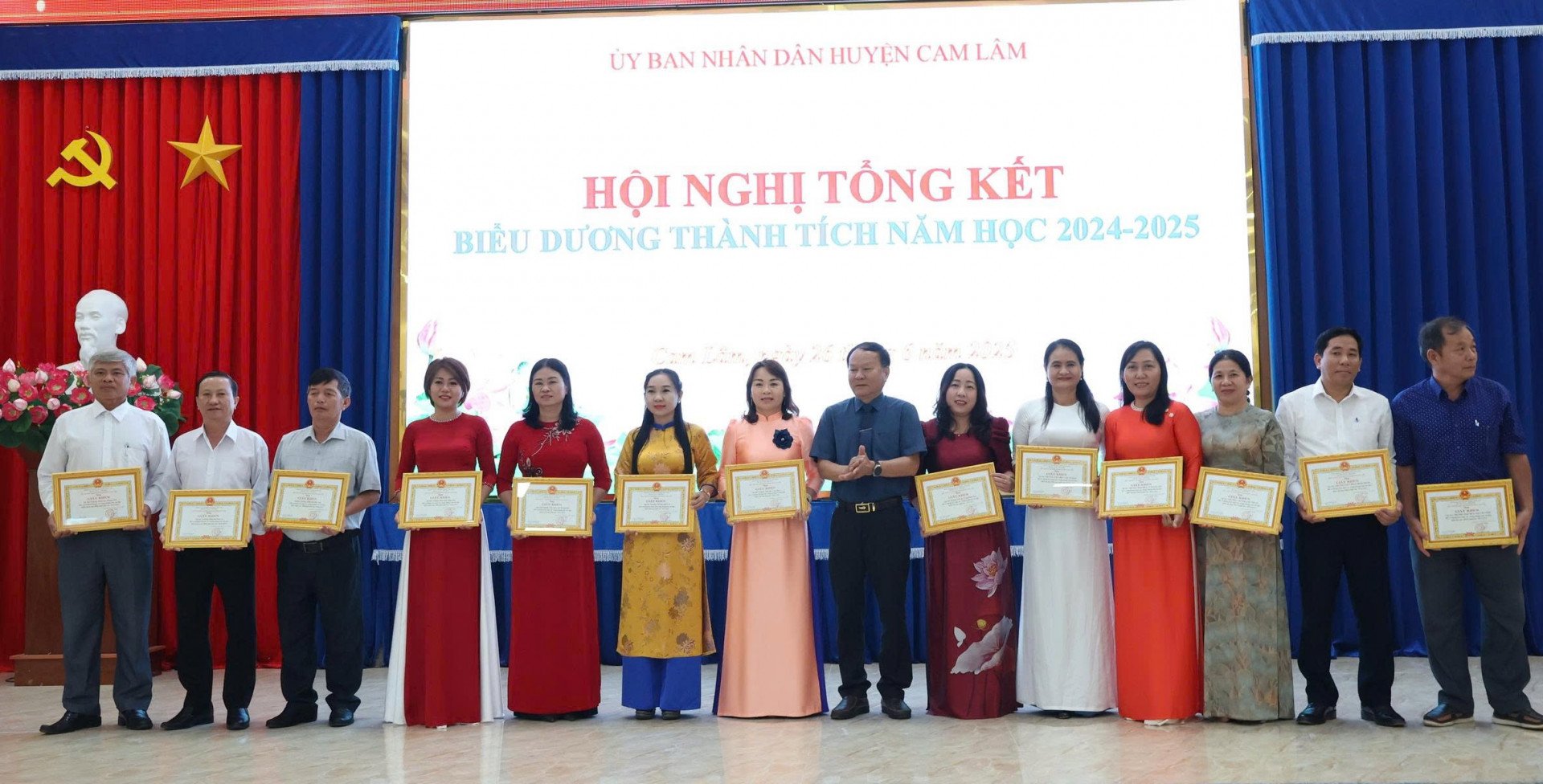 Ông Ngô Văn Bảo - Phó Bí thư Huyện ủy, Chủ tịch UBND huyện tặng giấy khen cho các tập thể có thành tích xuất sắc.