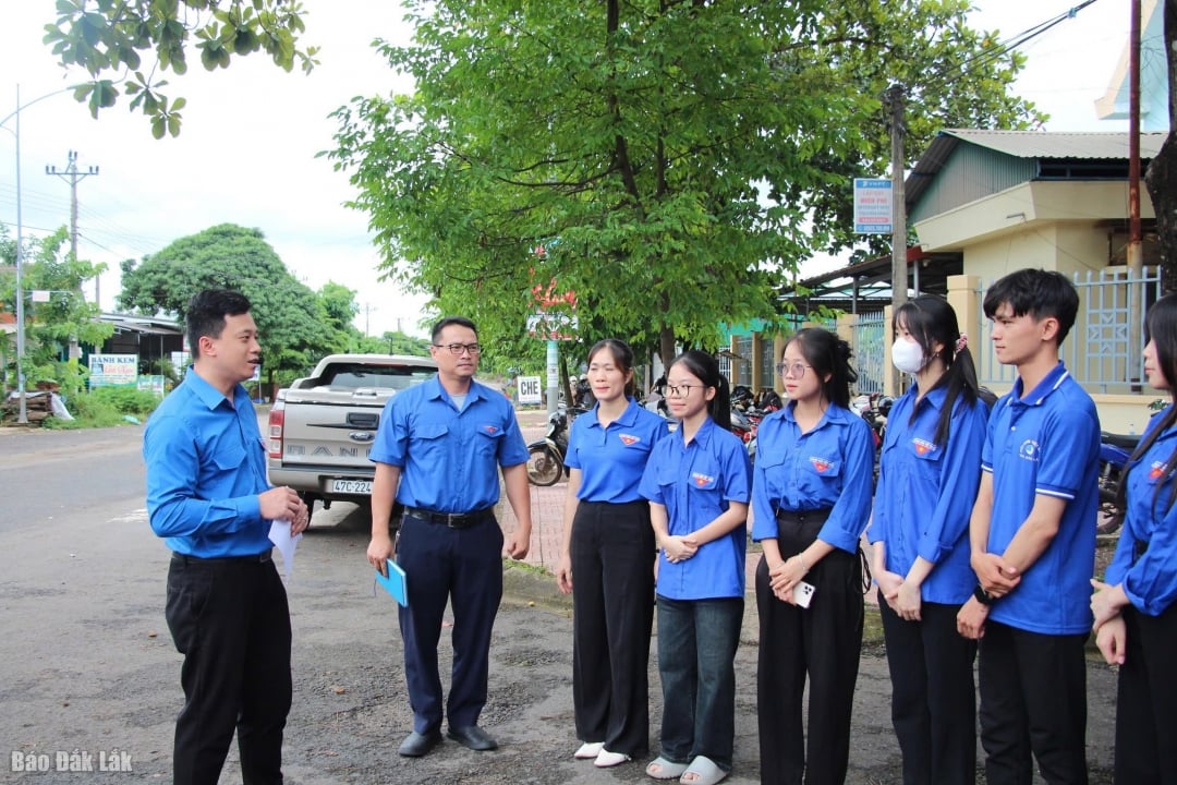 ตัวแทนสหภาพเยาวชนจังหวัดเยี่ยมชมคณะทำงานสนับสนุนการสอบ ในเขตอำเภอบวนดอน