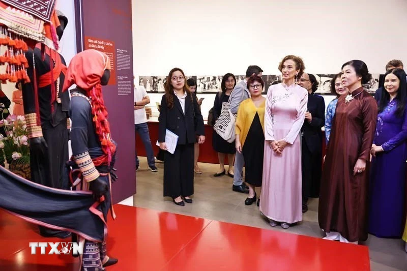 Phu nhân Tổng Bí thư Tô Lâm và Tổng Giám đốc UNESCO tham dự triển lãm tranh