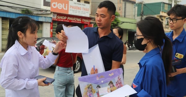 Calling each student's roll, breaking the lock to get their ID card: Teachers' dedication during the 2025 high school graduation exam season