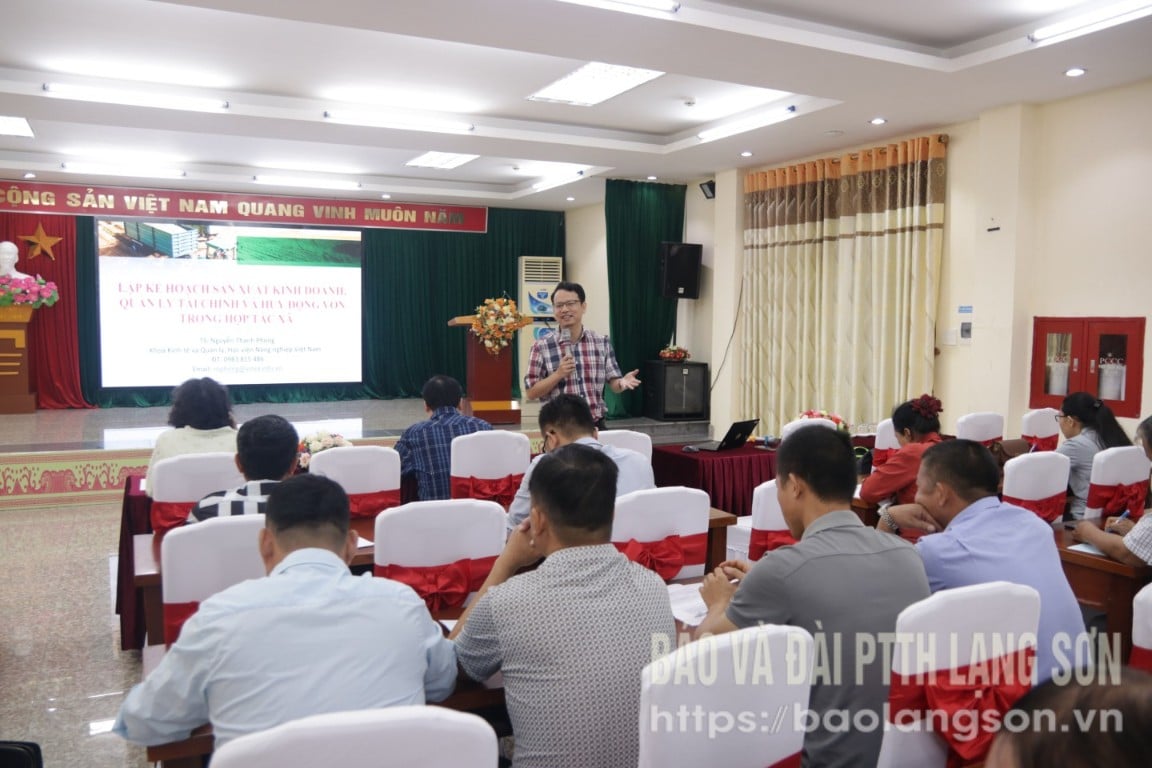 The reporter conveyed the content at the training class.