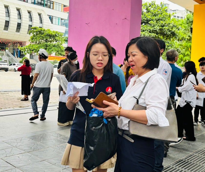 Thanh Huệ và mẹ vui vẻ sau khi hoàn thành kỳ thi tốt nghiệp.