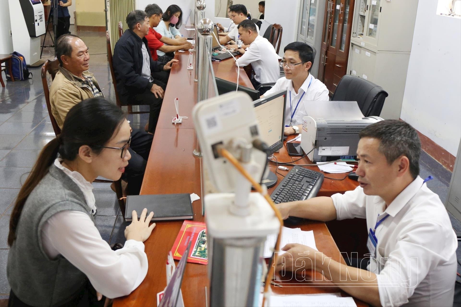 Phường Nam Gia Nghĩa đã vận hành thử nghiệm việc giải quyết các thủ tục hành chính cho người dân và doanh nghiệp tại Trung tâm phục vụ hành chính công của phường