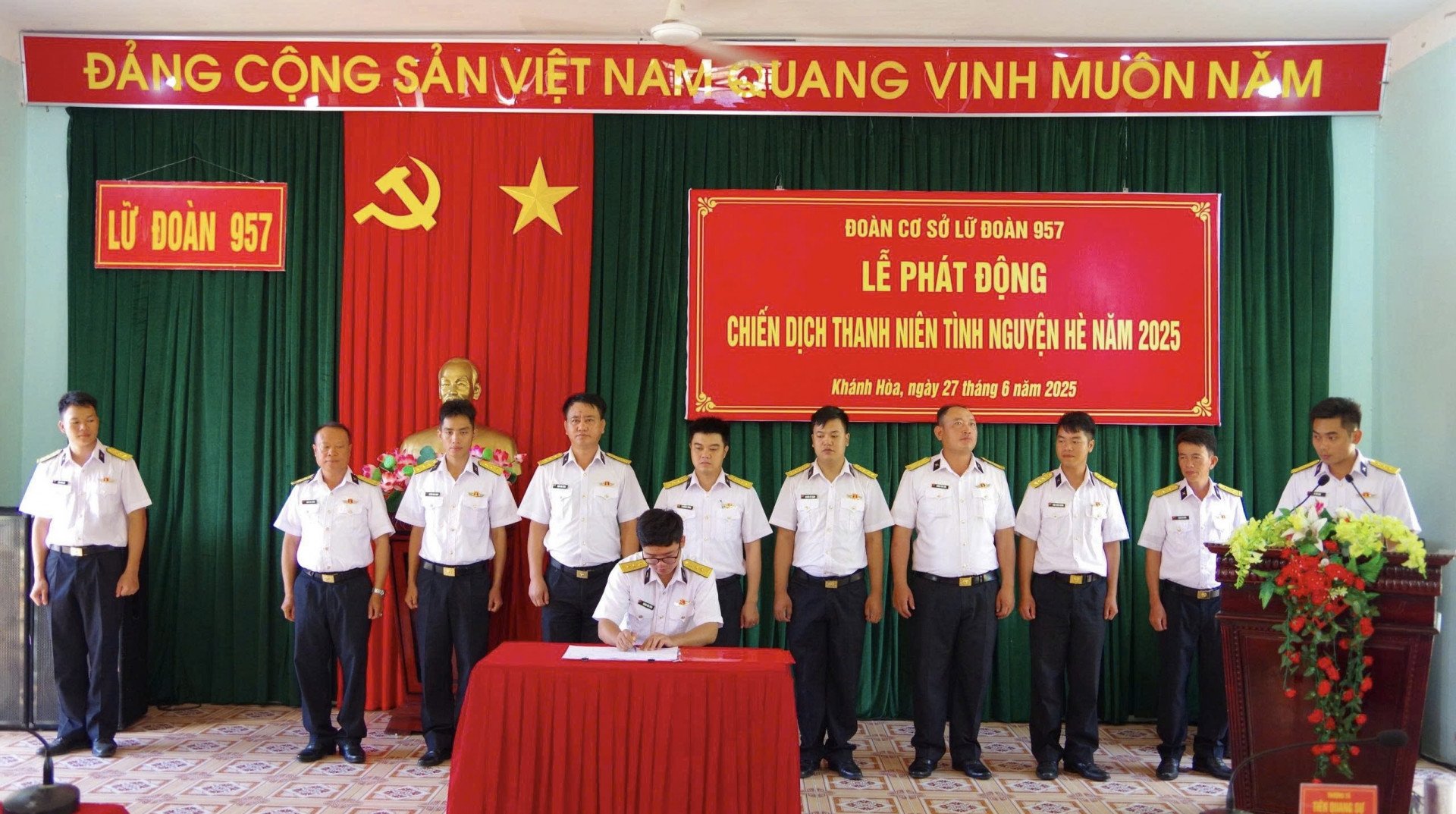 Chỉ huy các cơ quan, đơn vị thuộc Lữ đoàn 957 ký kết giao ước thi đua chiến dịch thanh niên tình nguyện hè