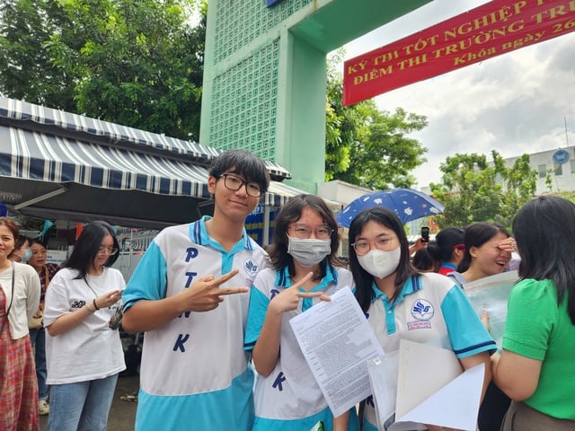 Thí sinh than bài đọc tiếng Anh tốt nghiệp THPT như đề IELTS, 'nhìn hoa mắt' - Ảnh 1.