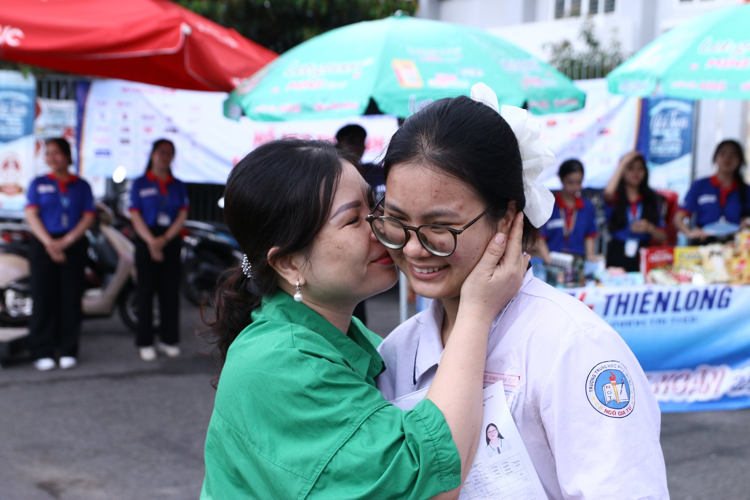 Đứng trước cổng điểm thi tốt nghiệp THPT 2025, thương hơn tấm lòng cha mẹ- Ảnh 4.