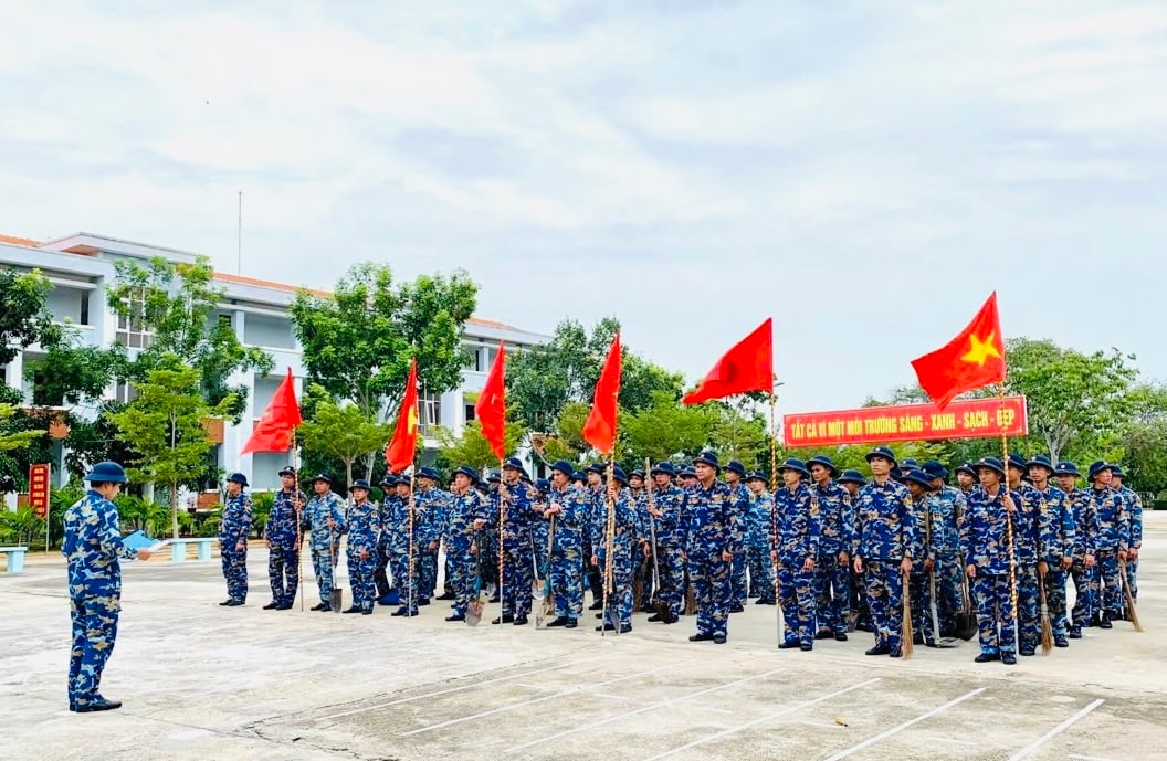 Các cán bộ, chiến sĩ ra quân dọn vệ sinh môi trường