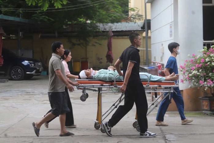 Nữ sinh vừa mổ ruột thừa được xe cấp cứu đưa đến điểm thi tốt nghiệp- Ảnh 2.