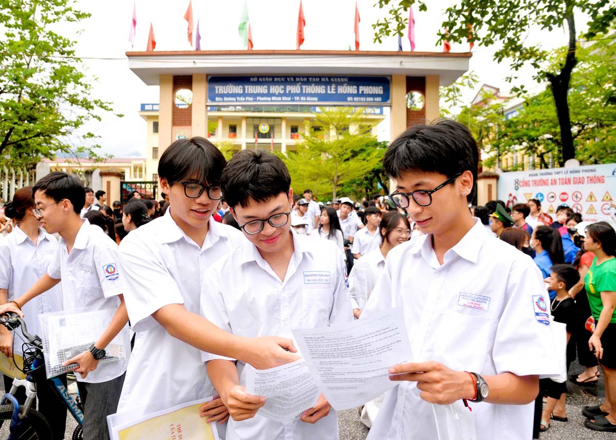 Các thí sinh chia sẻ niềm vui sau khi kết thúc môn thi Ngữ văn.