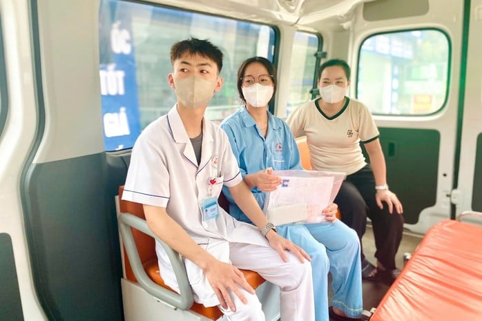 Nữ sinh vừa mổ ruột thừa được xe cấp cứu đưa đến điểm thi tốt nghiệp- Ảnh 1.
