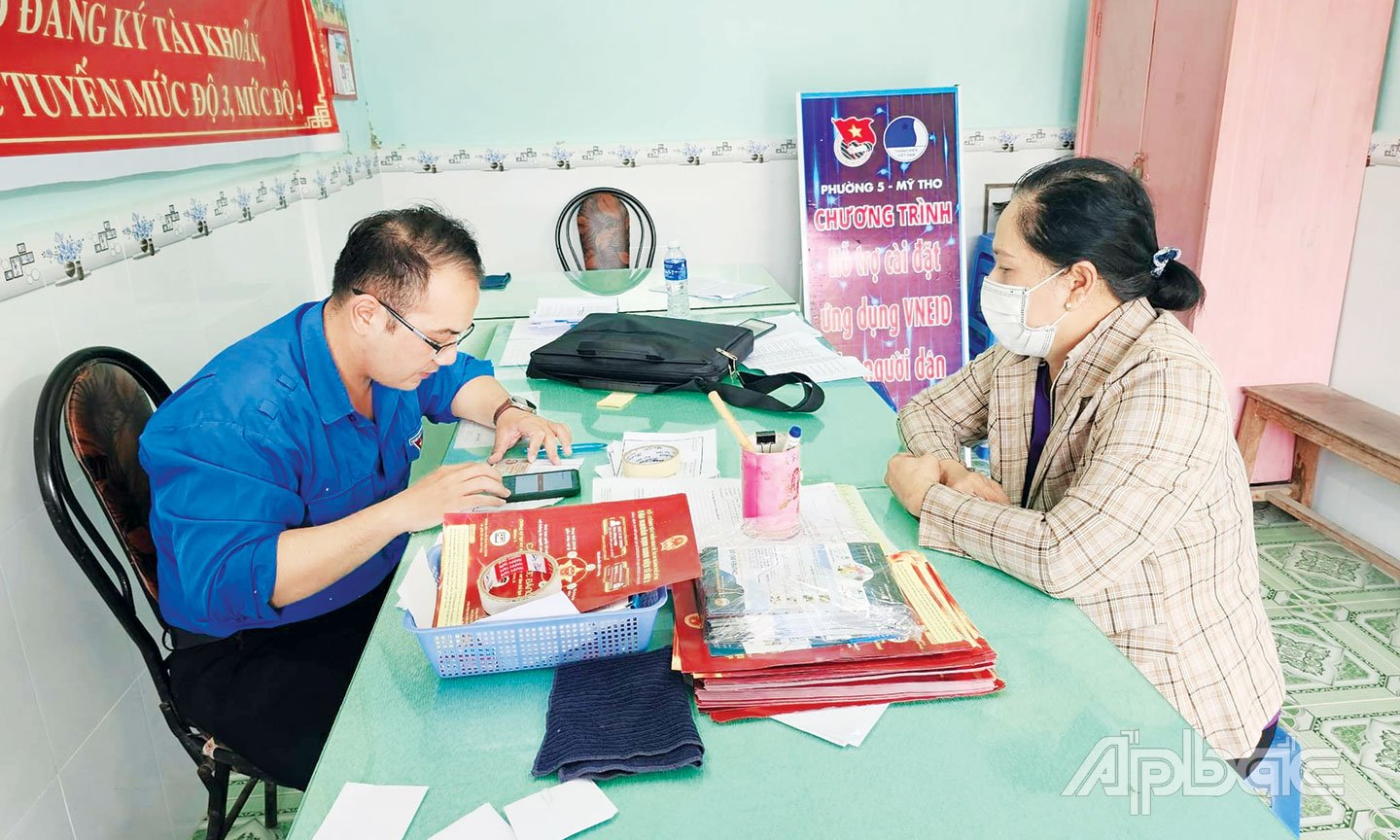 Anh Nguyễn Kim Huy Bằng hướng dẫn người dân đăng ký tài khoản, sử dụng dịch vụ công trực tuyến.