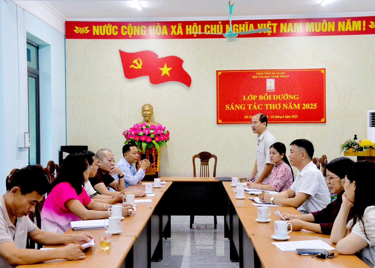 Đại diện lãnh đạo Hội VHNT tỉnh Hà Giang phát biểu tại cuộc họp.