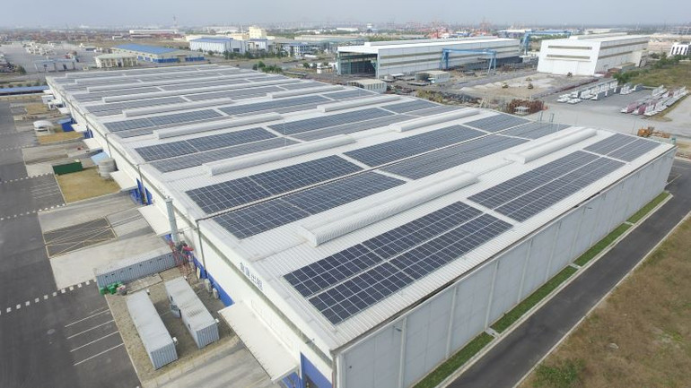 Điện áp mái - năng lượng tái tạo hiệu quả tại các khu công nghiệp xanh. (Ảnh: HNV)