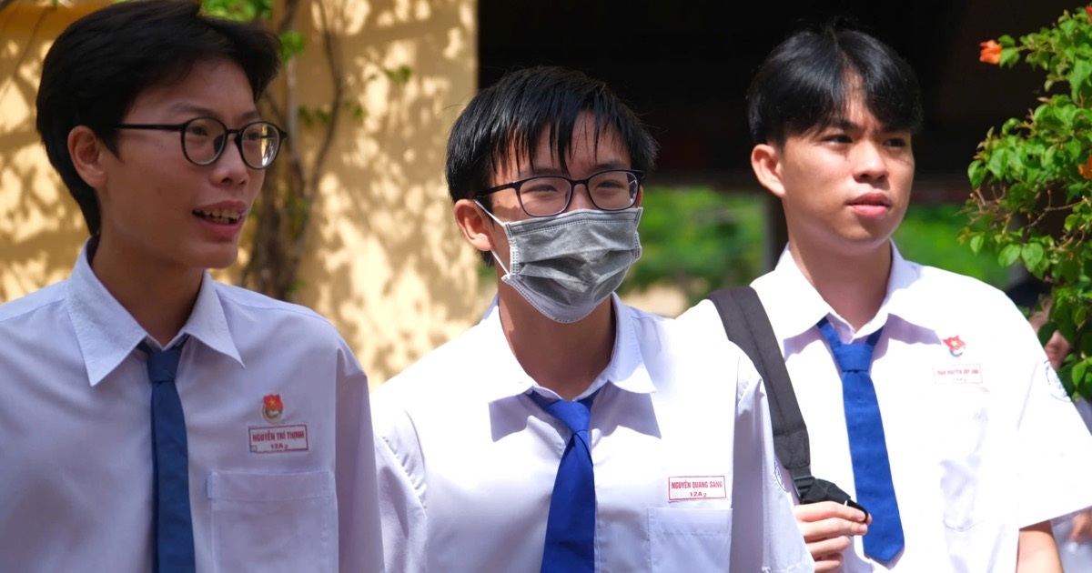 Sĩ tử Cần Thơ thở phào vì đề lịch sử, địa lý "dễ thở"