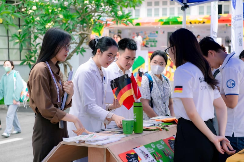 ឡានក្រុងតម្រង់ទិសអាជីពអាល្លឺម៉ង់នាំក្តីសុបិនរាប់លានដល់សិស្សនៅ Nghe An-Ha Tinh -1