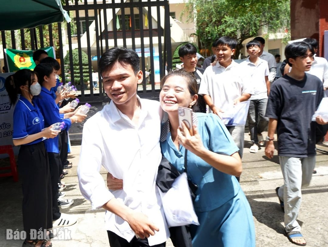 Thí sinh dự thi tại Điểm thi Trung tâm Giáo dục thường xuyên tỉnh. Ảnh: Thúy Hồng