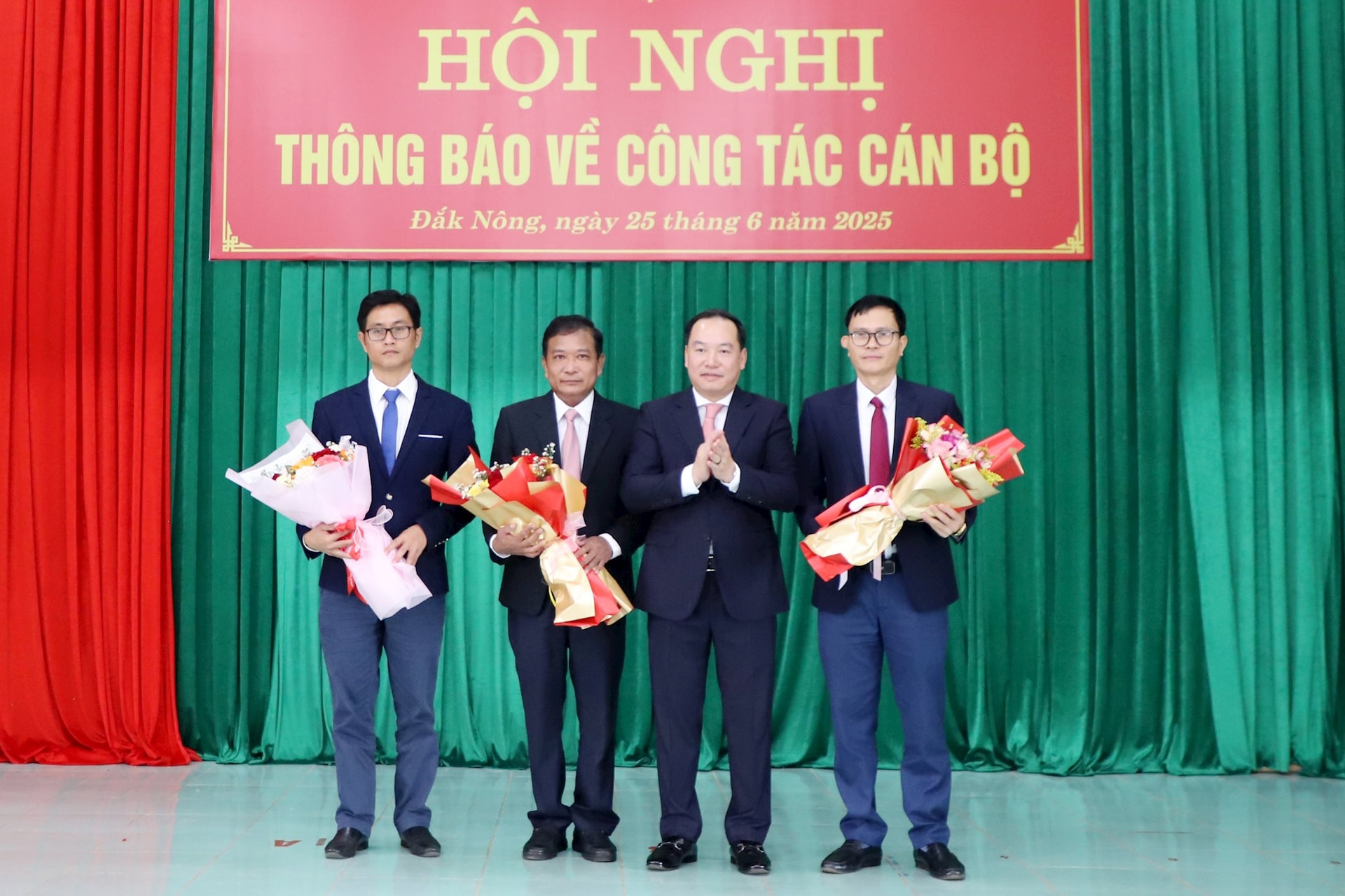 Thường trực Đảng ủy xã Quảng Phú gồm 3 đồng chí, trong đó ông Châu Văn Bảy (ngoài cùng, bên phải) được Tỉnh ủy Đắk Nông chỉ định làm Bí thư Đảng ủy xã 