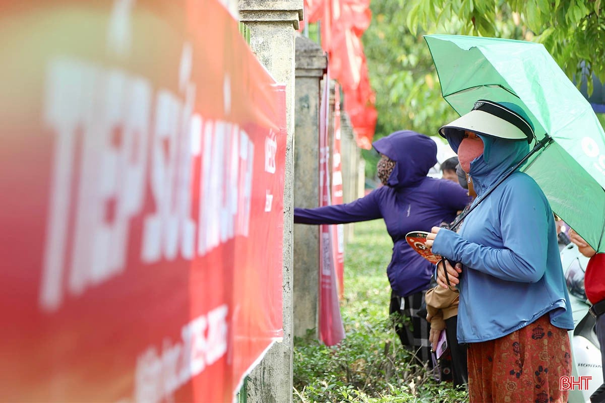 Dù thời tiết khá nóng, nhiều bậc phụ huynh vẫn chọn ở lại trước cổng trường để chờ con hoàn thành phần thi.