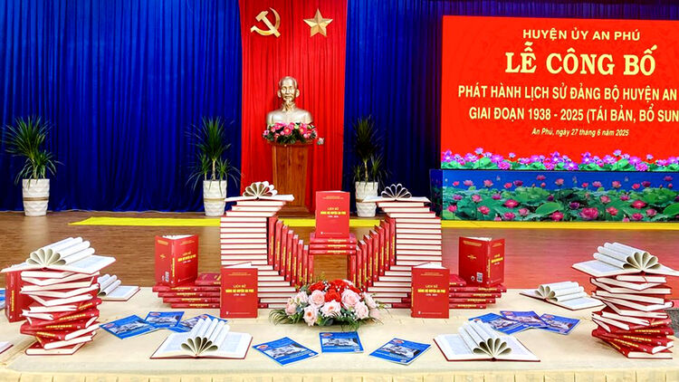 An Phu publishes and publishes the History of the District Party Committee, period 1938 - 2025 (reprint, supplement)