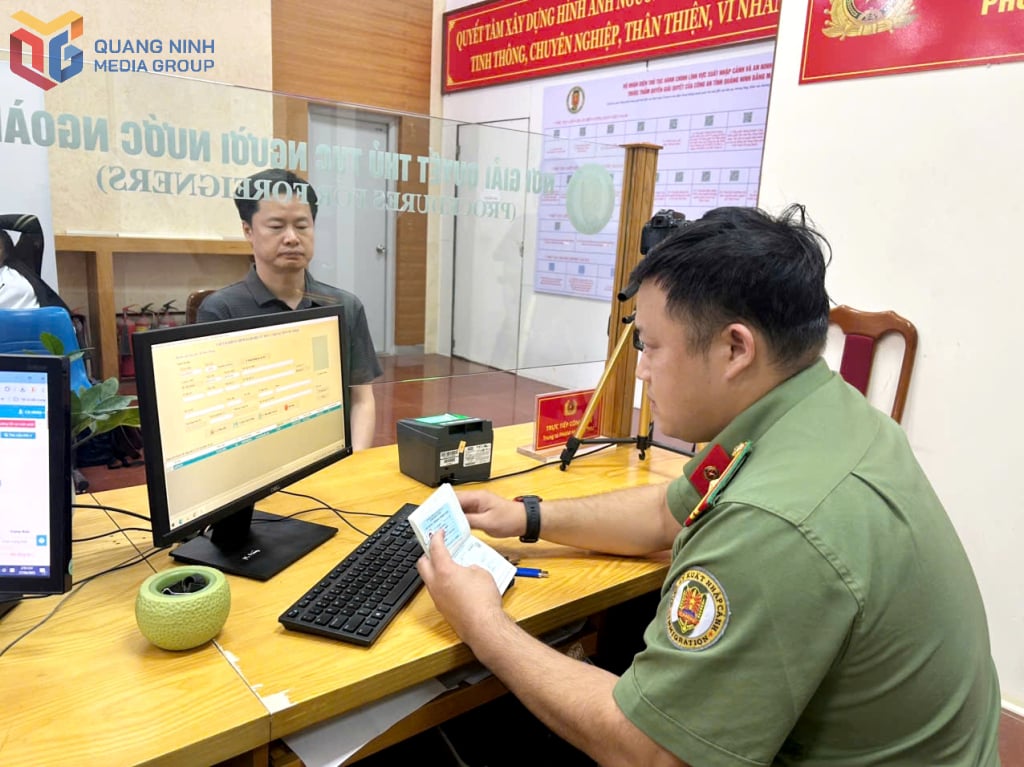 Cán bộ Phòng Quản lý xuất nhập cảnh (Công an tỉnh) làm thủ tục thu nhận định danh điện tử cấp độ 2 cho người nước ngoài.