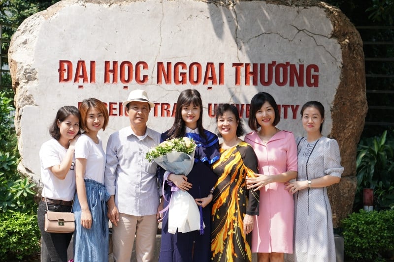 Thao Trang ថតរូបជាមួយឪពុកម្តាយ និងបងប្អូនស្រីបួននាក់ក្នុងថ្ងៃបញ្ចប់ការសិក្សា day.jpg
