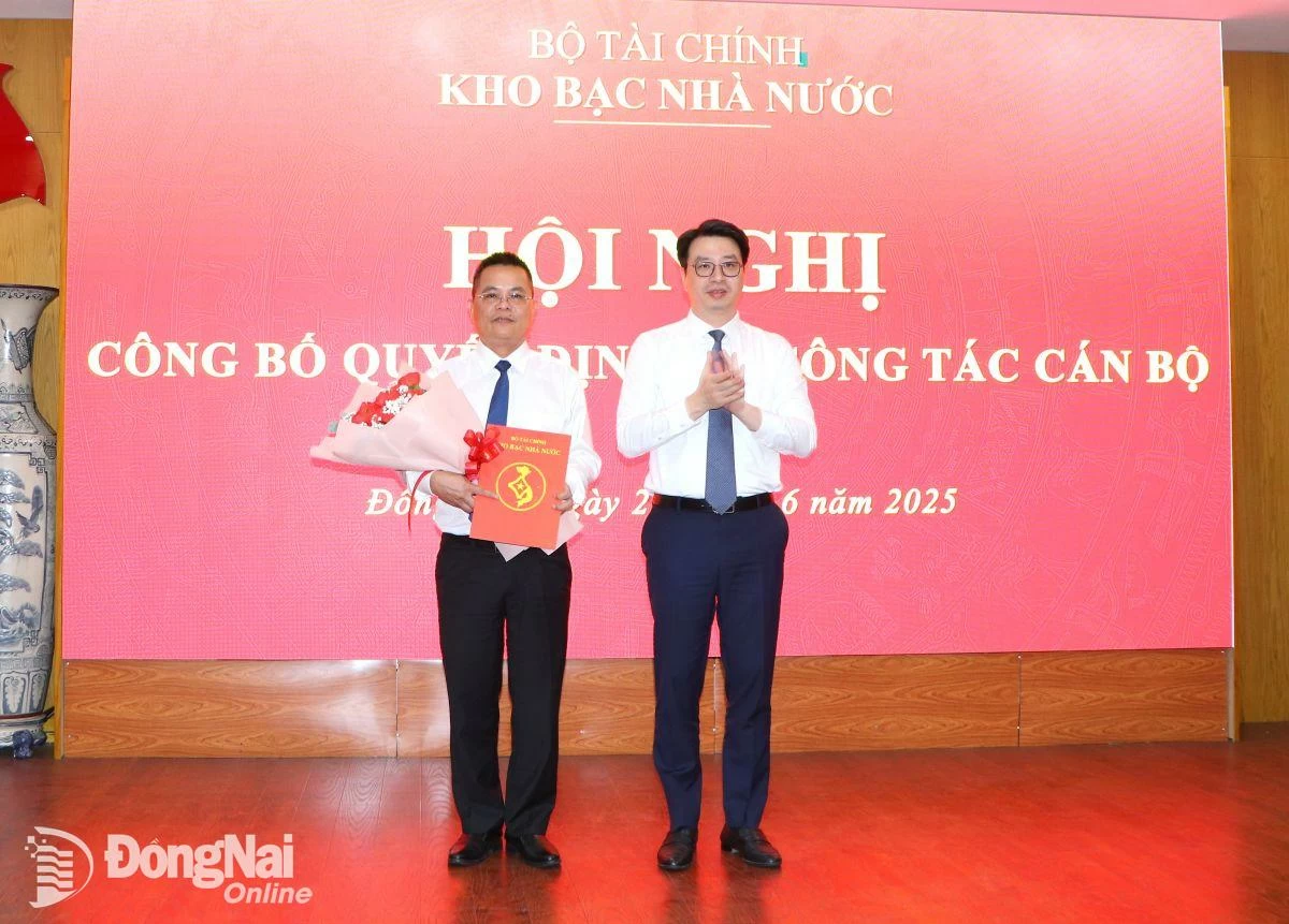 Tân Giám đốc KBNN khu vực XVII Đỗ trung Phương nhận quyết định bổ nhiệm từ Giám đốc KBNN Trần Quân. Ảnh: Ngọc Liên
