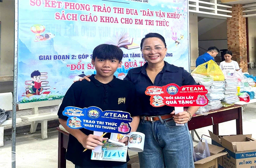 Учащиеся средней школы Trang Dai (город Бьенхоа) участвуют в программе обмена учебниками в обмен на подарки, чтобы пожертвовать книги неблагополучным ученикам. Фото: Х.Йен