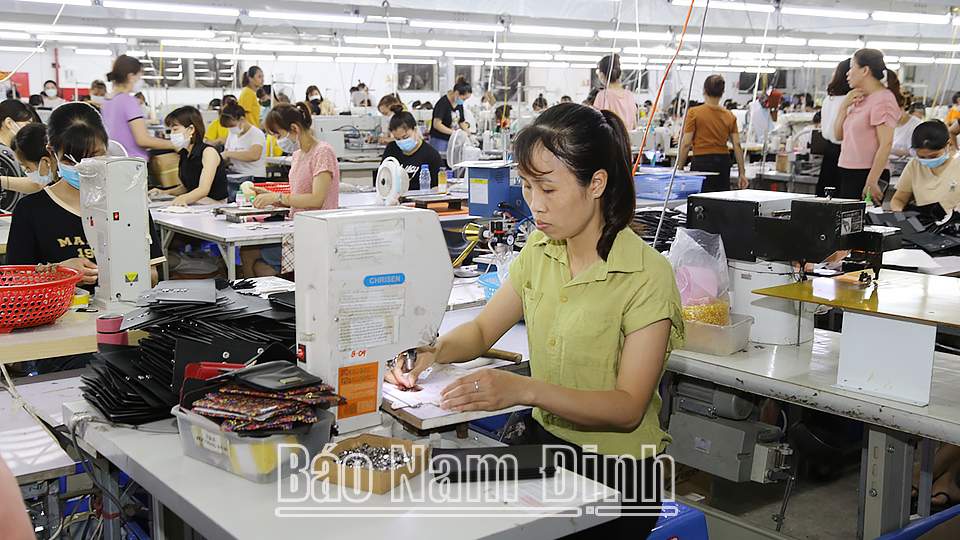 Người lao động ở Công ty TNHH RONGCHEN, Cụm công nghiệp Cổ Lễ (Trực Ninh) được quan tâm thực hiện đầy đủ chế độ chính sách theo quy định.