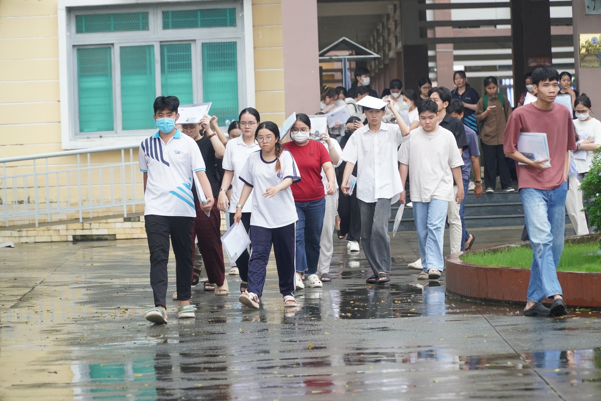 Kết thúc bài thi tiếng Anh, thí sinh tự do phấn khởi 