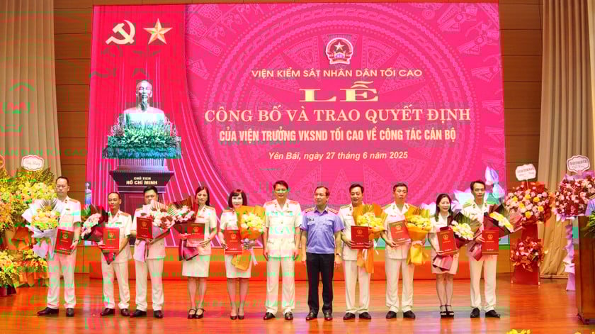 Trong dịp này, Viện KSND Tối cao cũng công bố và trao quyết định bổ nhiệm 9 Viện trưởng và 37 Viện phó cho 9 Viện KSND khu vực thuộc tỉnh Lào Cai sau hợp nhất. Ảnh: Nguyên Đức.