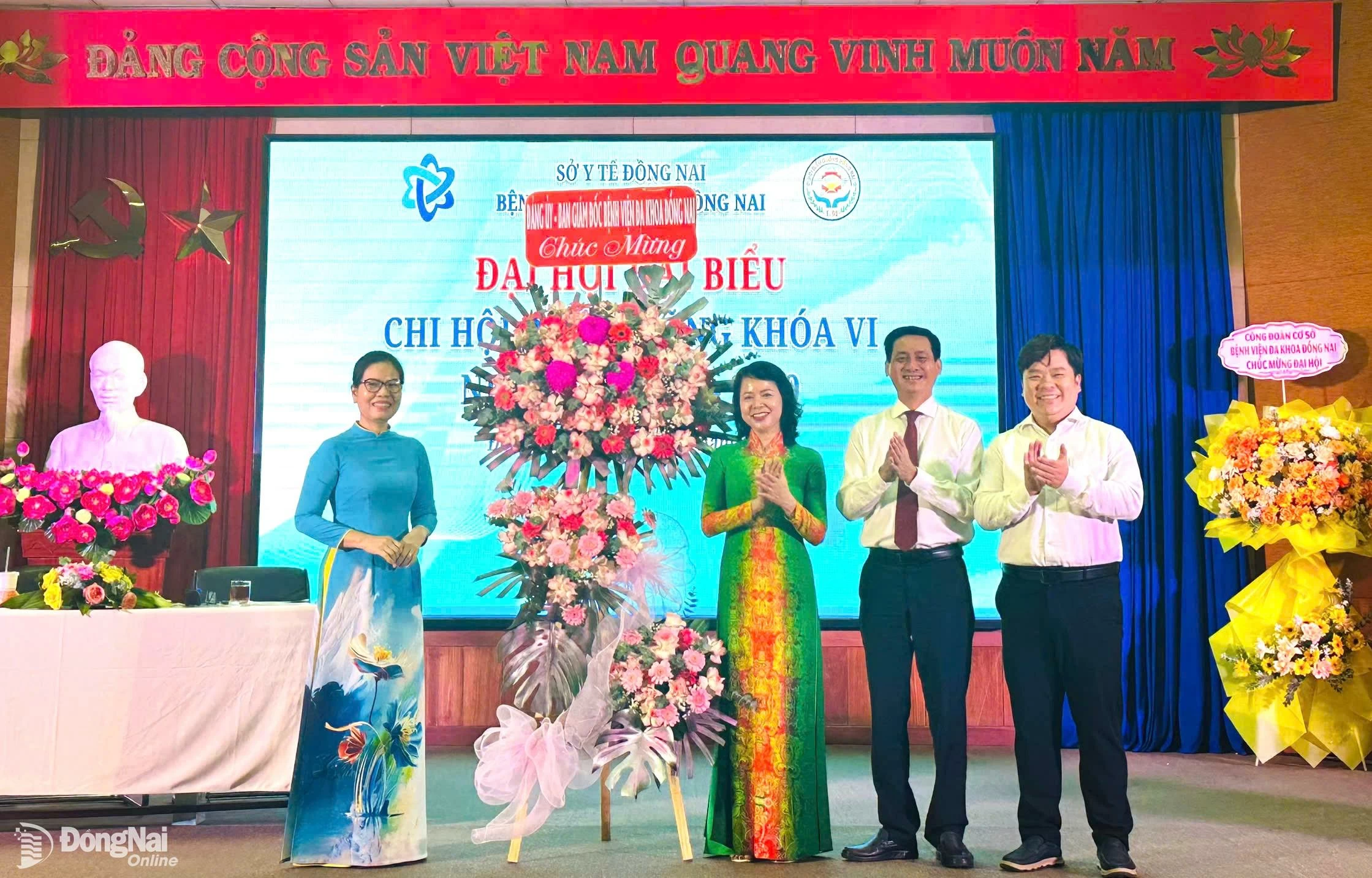 Ban giám đốc Bệnh viện Đa khoa Đồng Nai chúc mừng đại hội. Ảnh: Bích Ngọc
