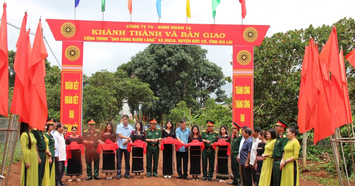 Công ty 74 bàn giao công trình "Sao sáng buôn làng" và nhà ở cho công nhân có hoàn cảnh khó khăn
