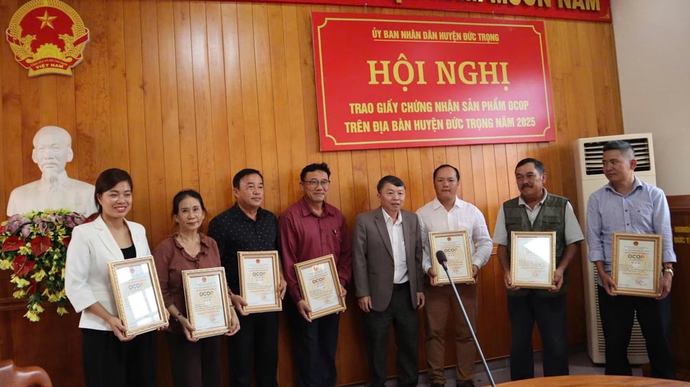 Trao giấy chứng nhận cho các sản phẩm OCOP