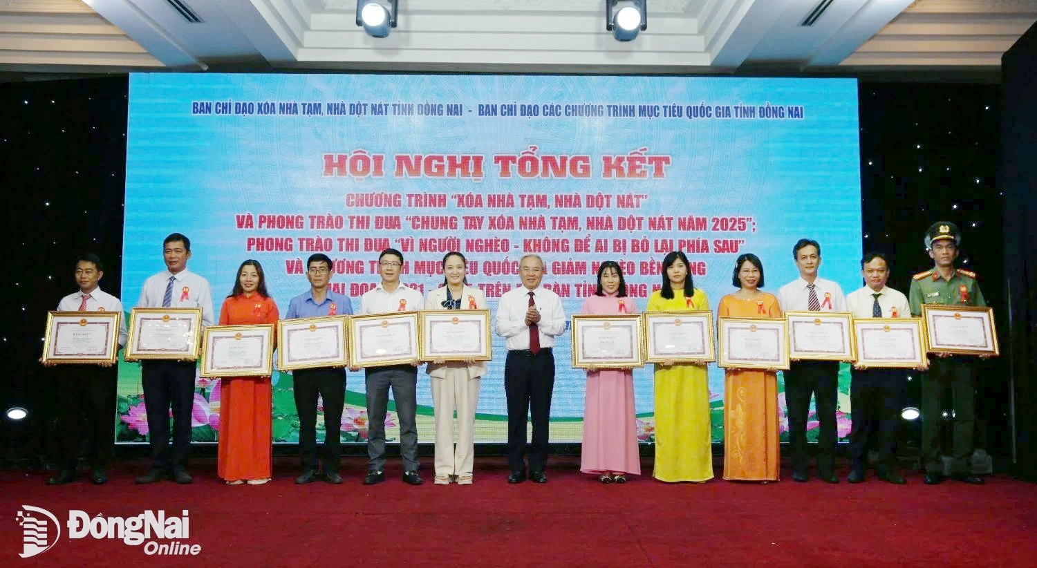 Cao Van Quang, miembro del Comité Permanente del Partido Provincial y presidente del Comité Provincial del Frente de la Patria de Vietnam, entregó certificados de mérito a colectivos e individuos en la conferencia. Foto: My Ny