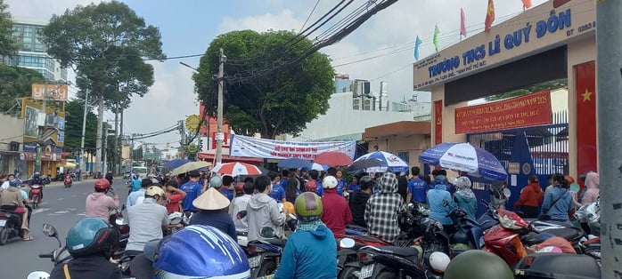 Sĩ tử cười tươi, phụ huynh bật khóc sau kỳ thi tốt nghiệp THPT 2025 - Ảnh 4.