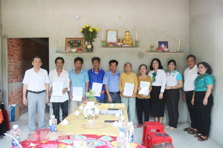 Bàn giao 5 nhà "Đại đoàn kết" do BIDV Bến Tre tài trợ