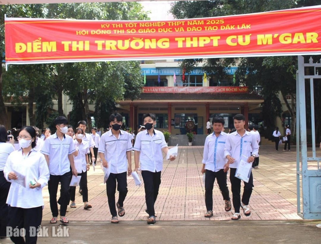 Thí sinh dự thi tại Điểm thi Trường THPT Cư Mgar. Ảnh: Huyền Diệu