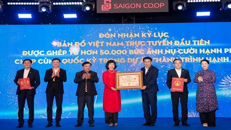 Xác lập kỷ lục Việt Nam cho tác phẩm “Bản đồ Việt Nam ghép từ 50 nghìn bức ảnh nụ cười hạnh phúc chụp cùng Quốc kỳ”.