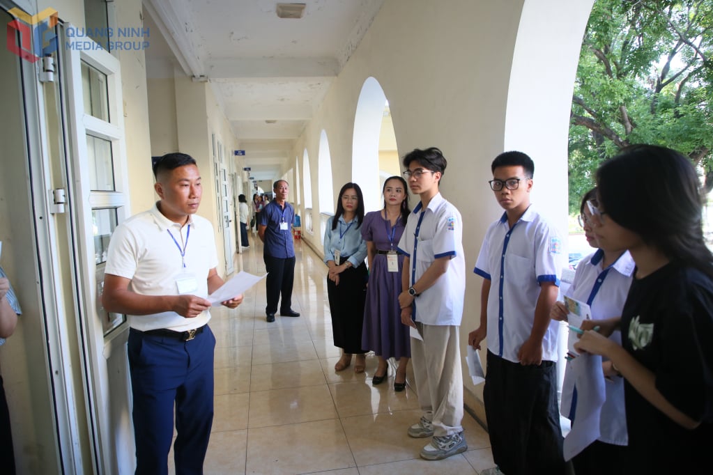 Cán bộ kiểm tra của Bộ GD&ĐT có mặt tại Điểm thi Trường THPT Hòn Gai trong buổi thi sáng 26/6, kiểm tra kỹ càng mọi khâu tổ chức Kỳ thi.Ảnh: Song Hà