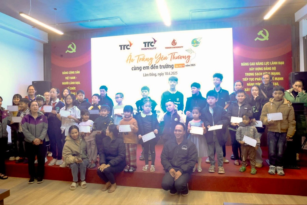 rao tặng nhiều phần quà cho các em học sinh có hoàn cảnh khó khăn.