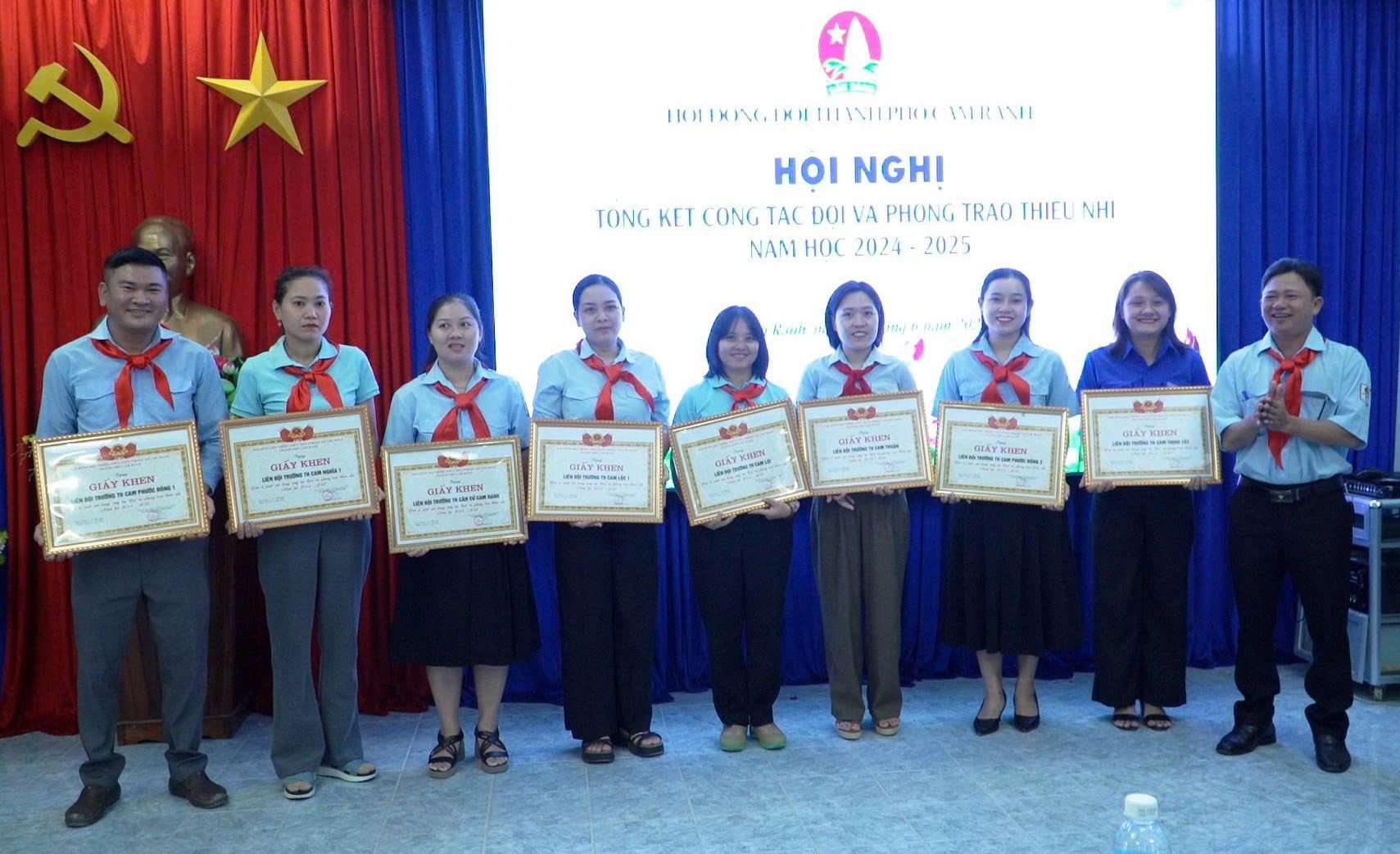 Hội đồng Đội TP. Cam Ranh trao giấy khen cho các tập thể có thành tích xuất sắc trong năm học.