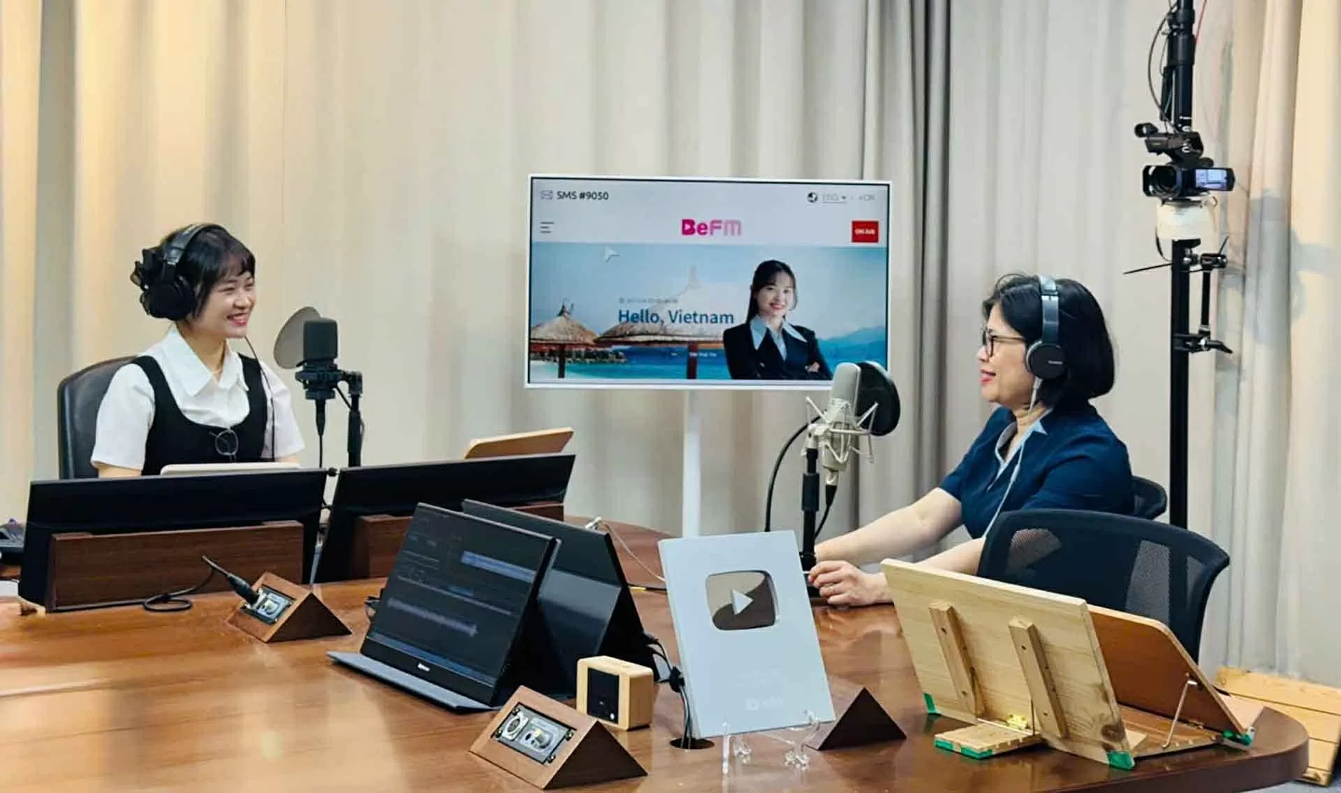 Tổng lãnh sự Đoàn Phương Lan trả lời phỏng vấn chương trình ‘Hello Vietnam’ của Đài phát thanh tiếng Anh Busan